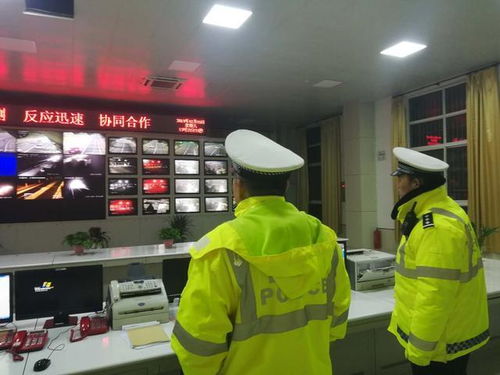 渭南高速交警迎战冰雪 温暖群众返程路